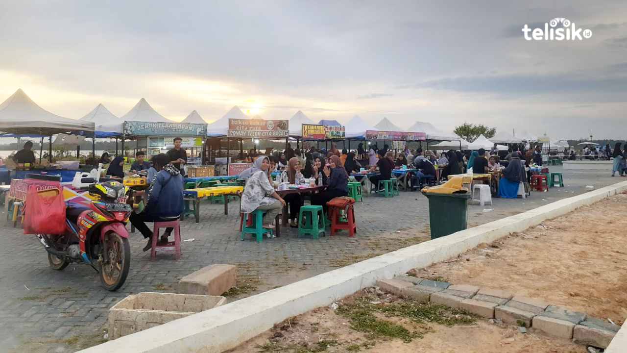 Ramai Dikunjungi, Segini Omzet Pedagang Jajanan di Masjid Al-Alam