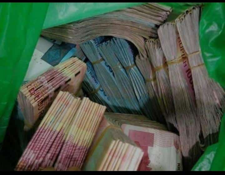 Uang Ratusan Juta Dalam Kantong Plastik Hijau Hebohkan Warga Kendari