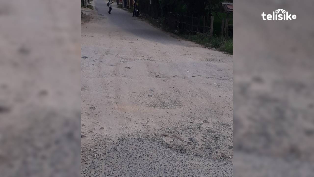 Warga Resah Sering Telat Masuk Kerja karena Jalan Rusak