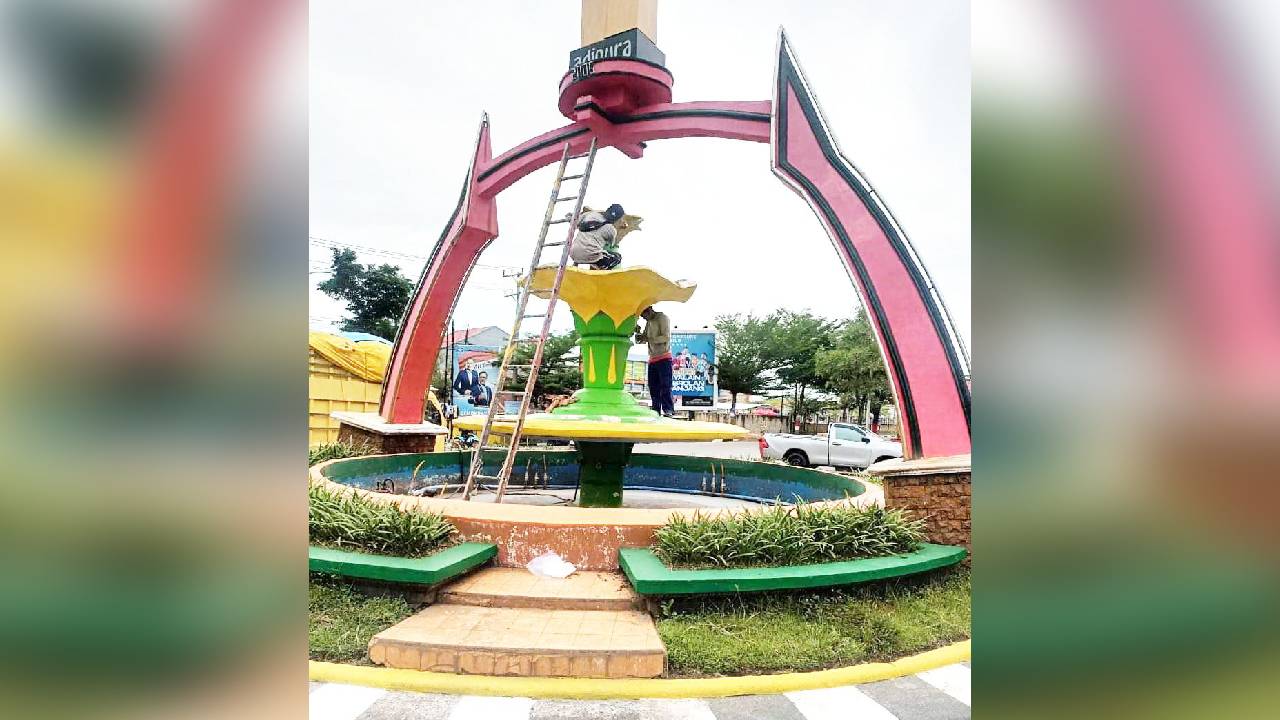 Bersih-bersih Tugu dan Jalan Jelang HUT Kolaka