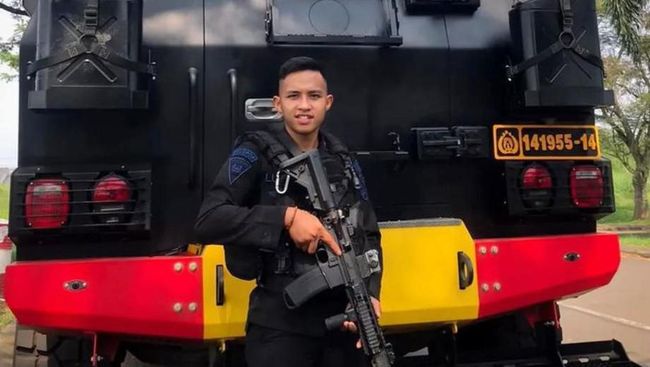 Bharada E Bisa Tetap Jadi Anggota Polri, Pengacara Brigadir J Menangis