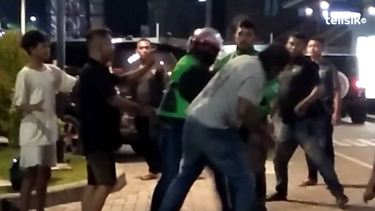 Dua Orang Pria Saling Adu Jotos