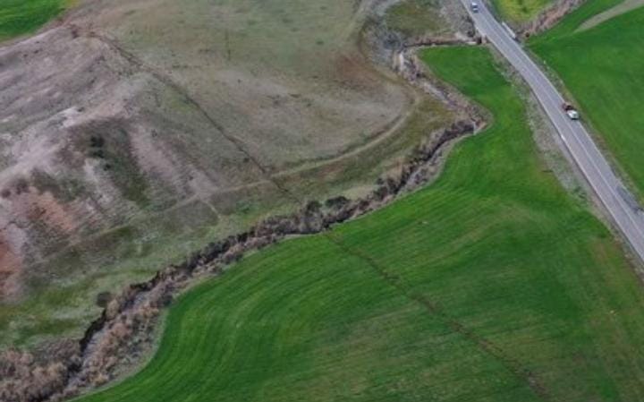 Gempa Turki Bikin Retakan di Permukaan Bumi Sepanjang 300 Km