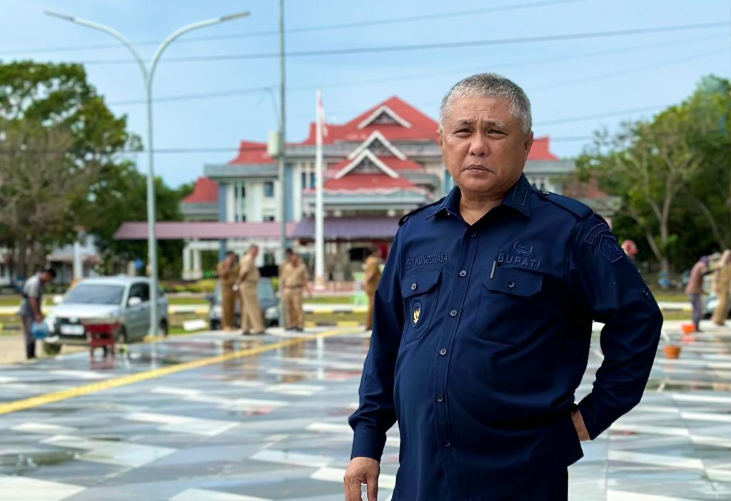 Kery Saiful Konggoasa Tinjau Pengerjaan Taman dan Pedestrian di Area Kantor Bupati