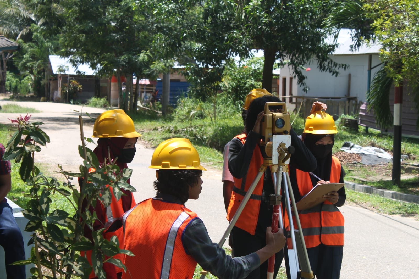 Praktik Kerja Lapangan Cetak Alumni Siap Kerja