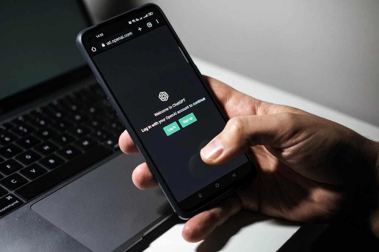 Prediksi ChatGPT Bakal Kalahkan Google Search Engine
