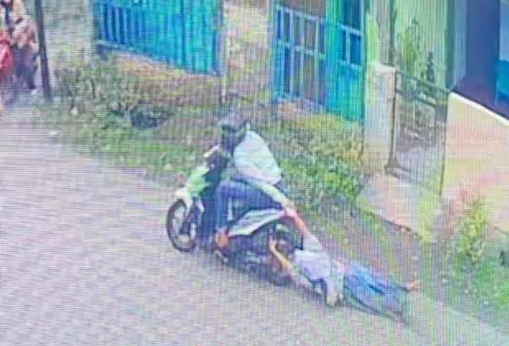 Pria Ini Nekat Jambret HP Kenalan Langsung Dihajar Massa