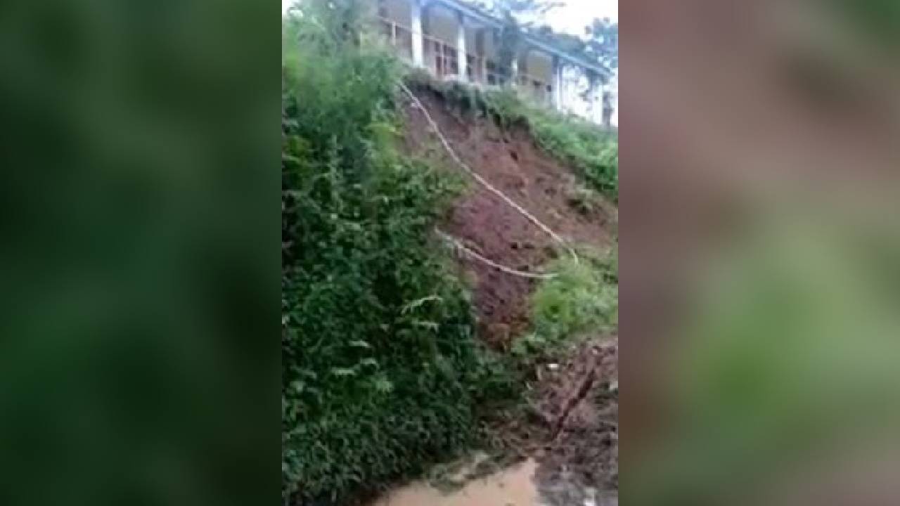 Sekolah di Situbondo Diterjang Longsor Gegara Cuaca Ekstrem