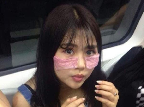 Wanita Cantik di Negara Ini Tempel Kondom di Wajah dan Dada, Dipercaya Haluskan Kulit