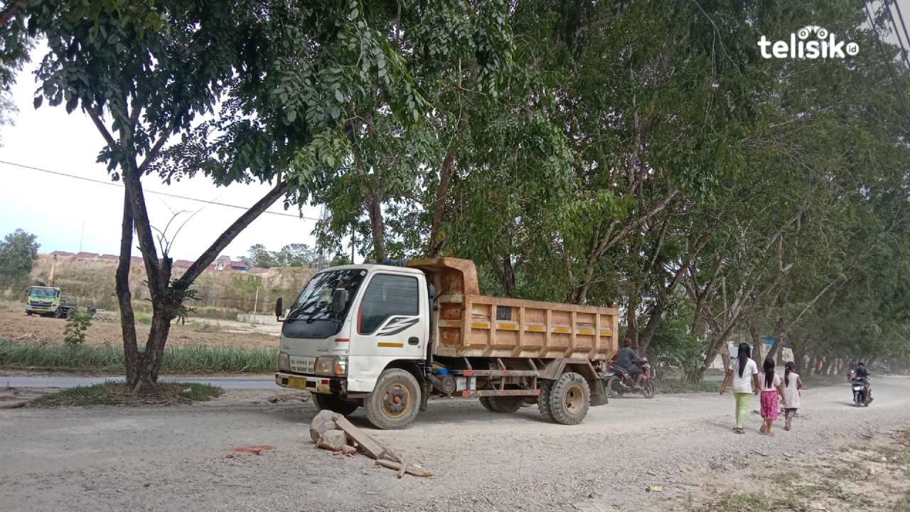 Warga Sekitar Kantor Gubernur Sulawesi Tenggara Keluhkan Debu dan Jalan Rusak