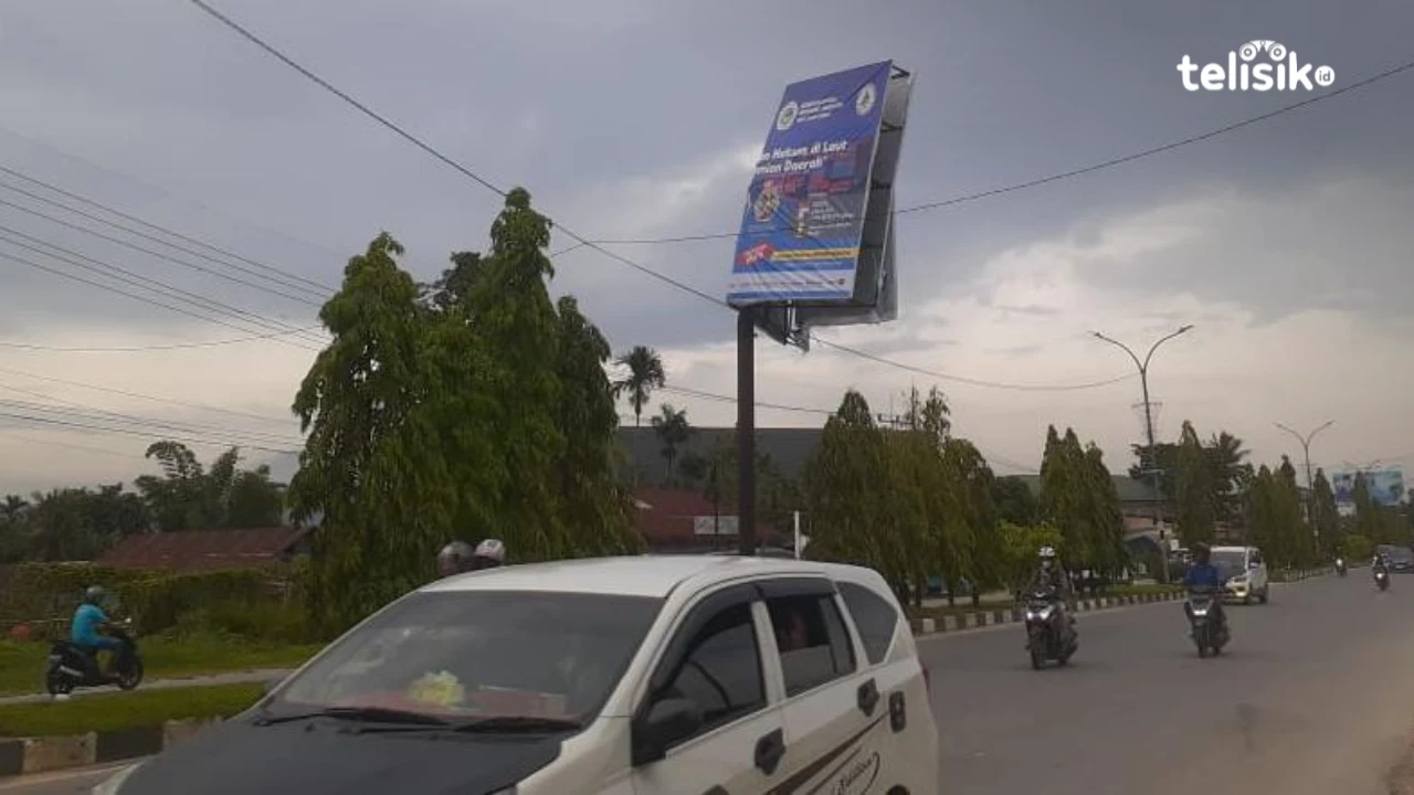 2 Minggu Pasca Badai Papan Reklame Nyaris Tumbang Belum Diperbaiki, Bahayakan Pengguna Jalan