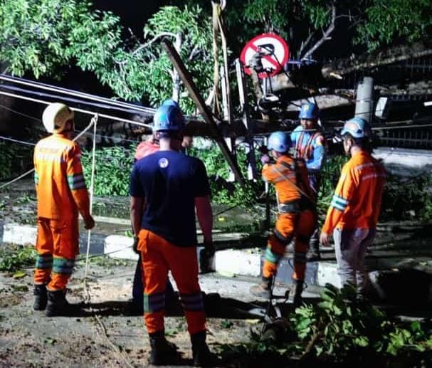 Banyak Tiang Listrik Tumbang, Warga Diminta Lapor PLN Jika Masih Temukan