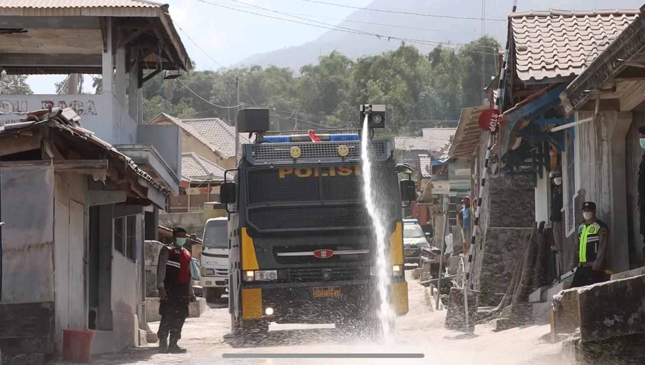 Dampak Abu Vulkanik Pasca Erupsi Merapi, Polisi Bantu Bersihkan Jalan