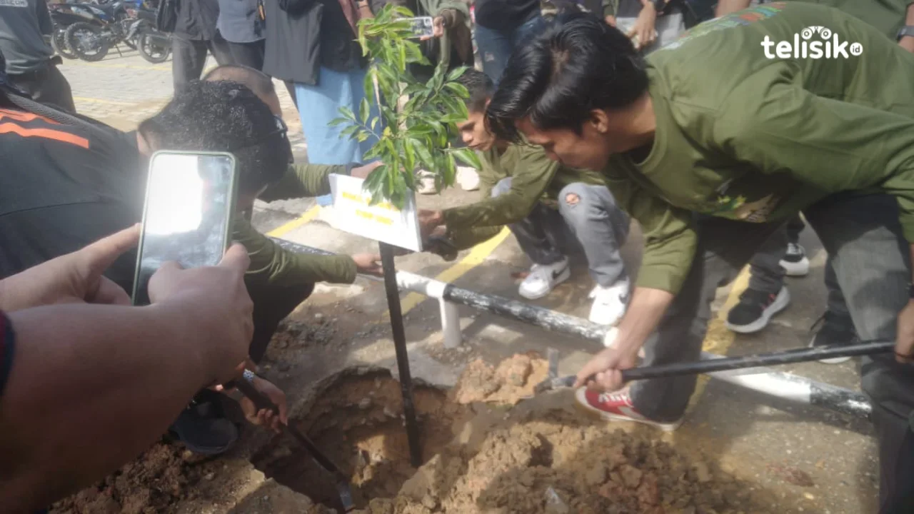 Dinilai Gersang FISIP UHO Dihijaukan