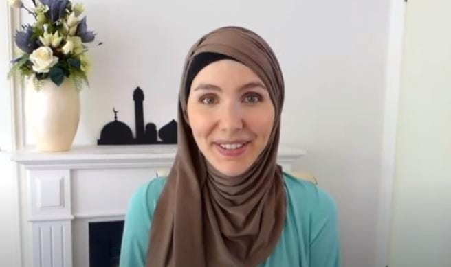 Fleur Rosanna Mualaf dengan Cara Unik