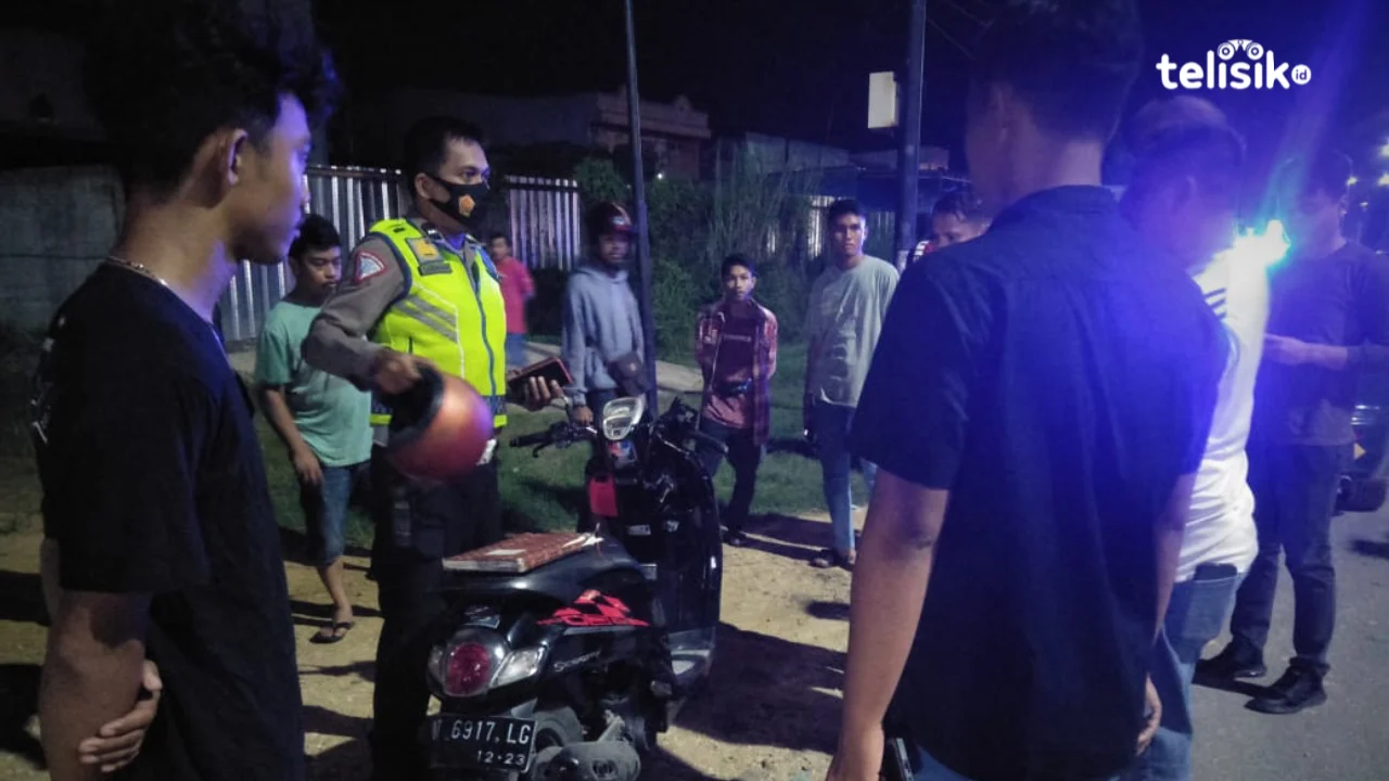 Kapolresta Kendari Bantu Pria Mabuk yang Kecelakaan karena Tabrak Trotoar