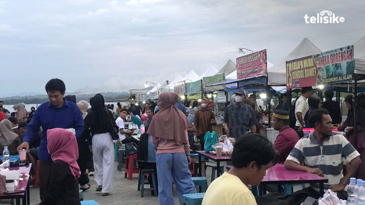 Pelataran Masjid Al-Alam jadi Ladang Mengais Rezeki