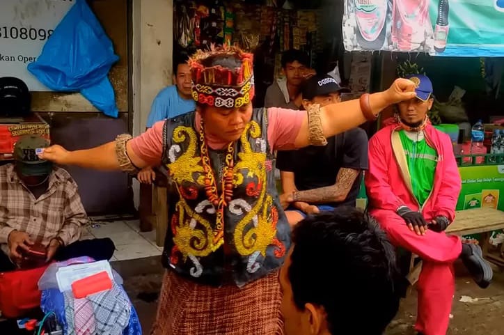 Eks Panglima TNI Jenderal Andika Jongkok Depan Ida Dayak, Heran Pengobatan Sang Tabib