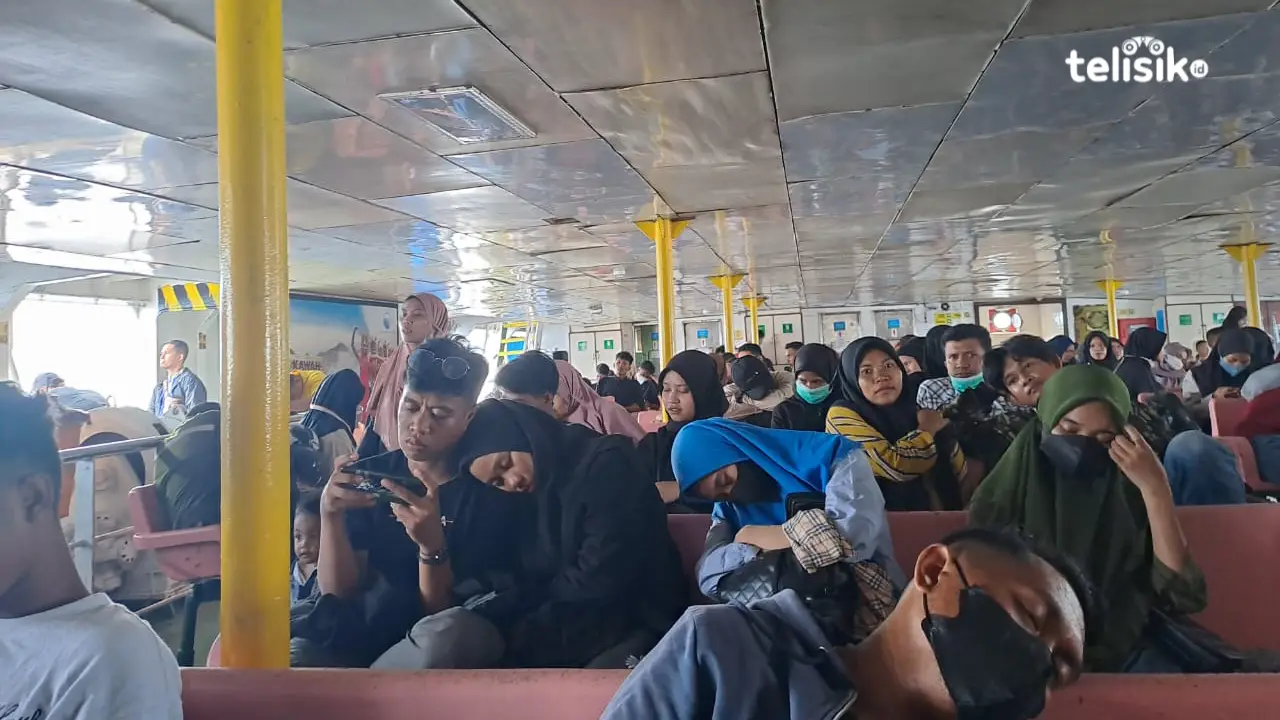 Jelang Lebaran Pelabuhan Penyeberangan Feri Amolengo-Labuan Dipadati Pemudik