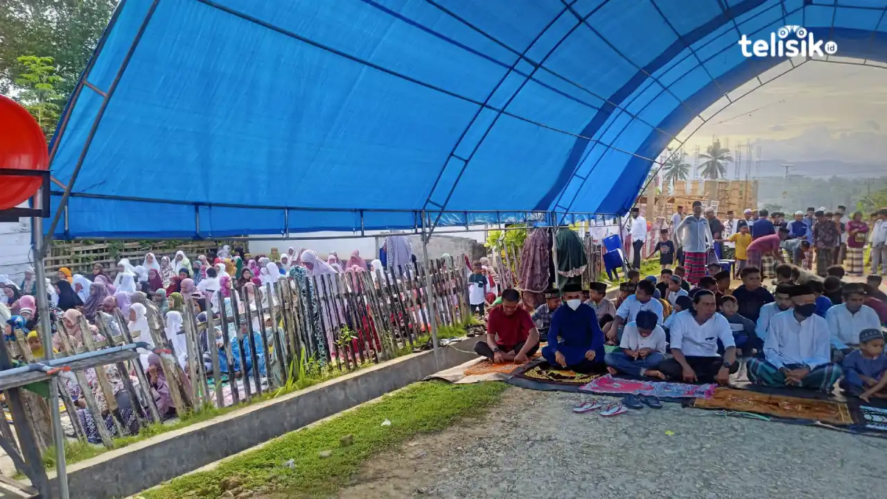 Masjid Belum Rampung, Warga Antusias Salat Idul Fitri di Balai Desa