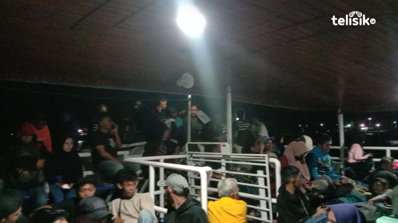Melebihi Kapasitas, Penumpang Duduk Melantai di Kapal Malam Rute Raha-Kendari