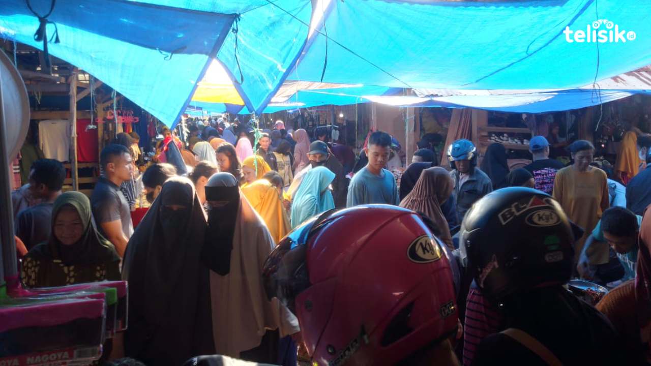 Pasar Penuh Sesak Jelang Lebaran, Pembeli Rela Berdesak-desakan