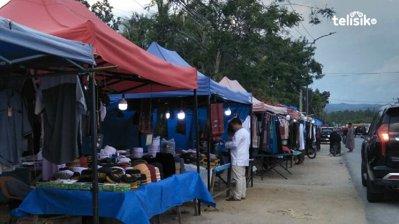 Pedagang Musiman Pakaian Muslim Bertebaran di Pinggiran Jalan Kendari Jelang Idul Fitri