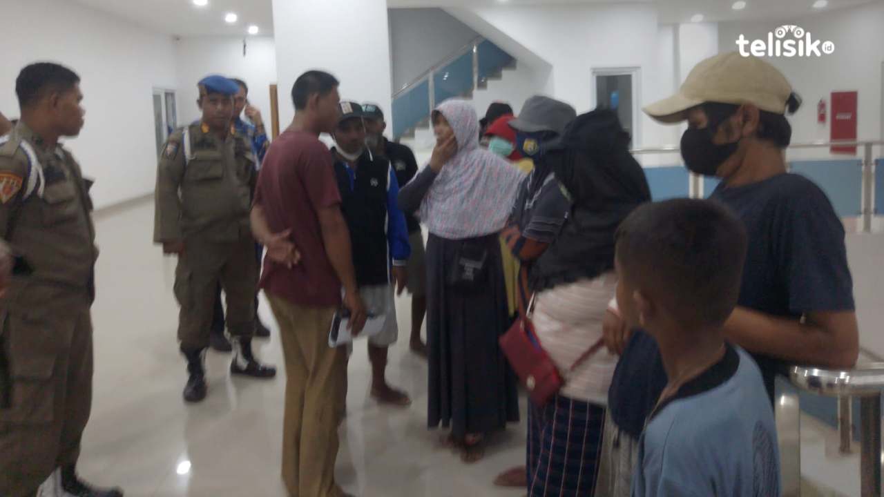 Pemulung Demo Kantor Wali Kota Kendari Akibat Gerobak Sering Terjaring