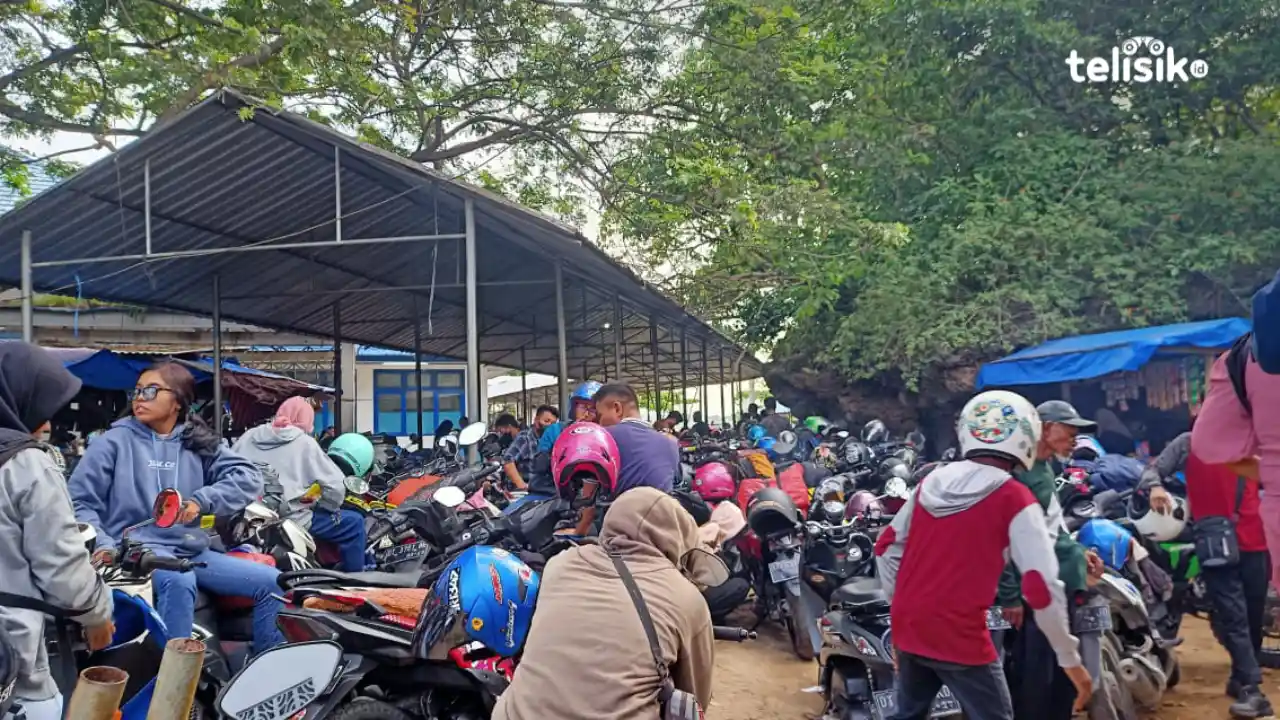 Puncak Arus Mudik, Pemilik Kendaraan Saling Serobot di Pelabuhan Torobulu