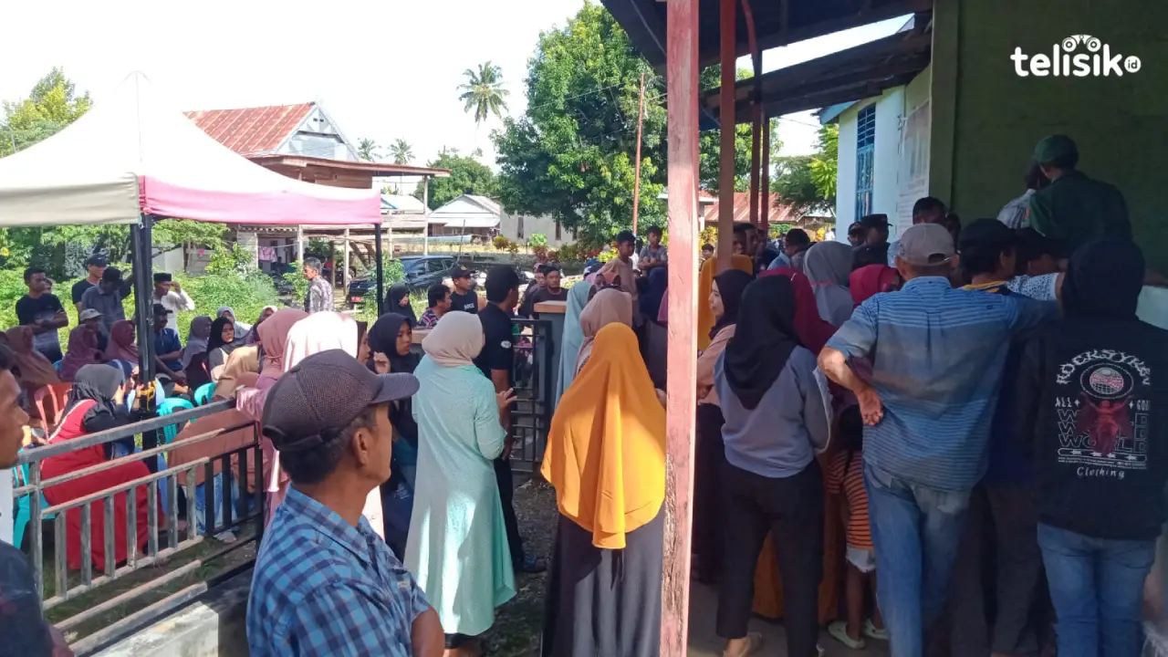 Ribuan Masyarakat Salurkan Hak Pilih Pilkades Serentak Kolaka Utara