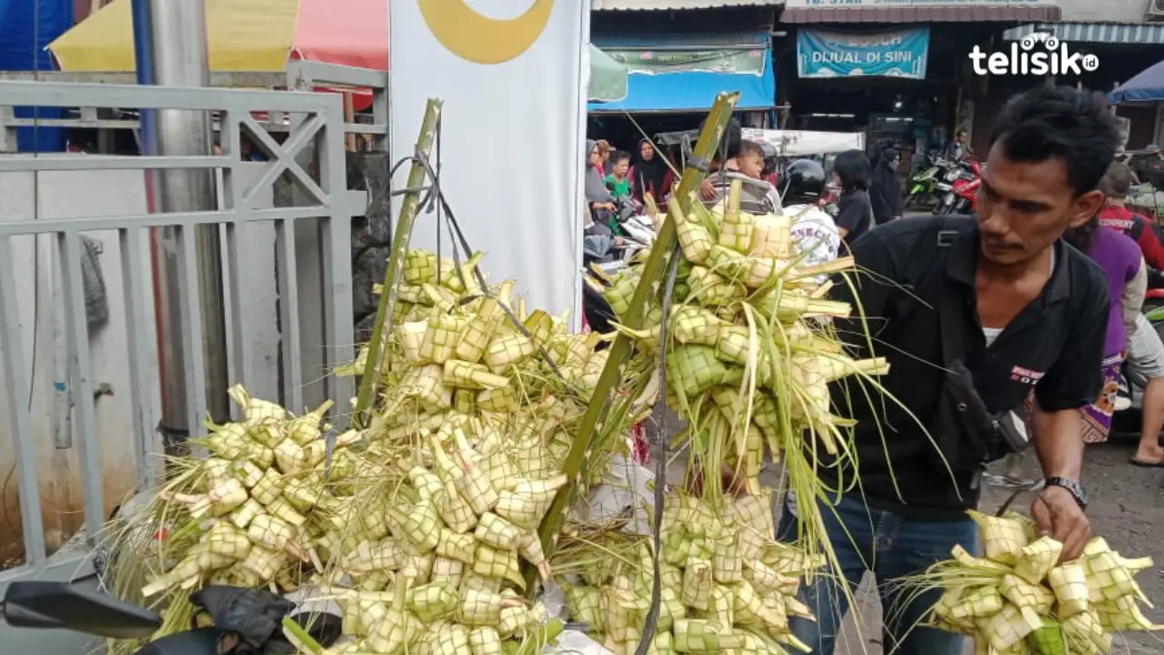 Sarang Ketupat Laris Manis Jelang Hari Raya Idul Fitri