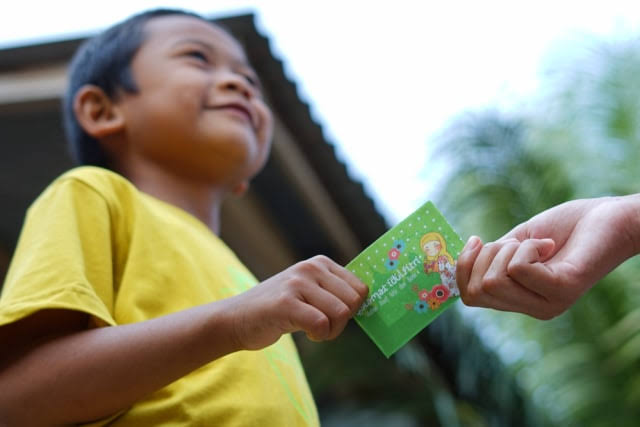 Sejarah Tradisi Salam Tempel saat Lebaran di Indonesia