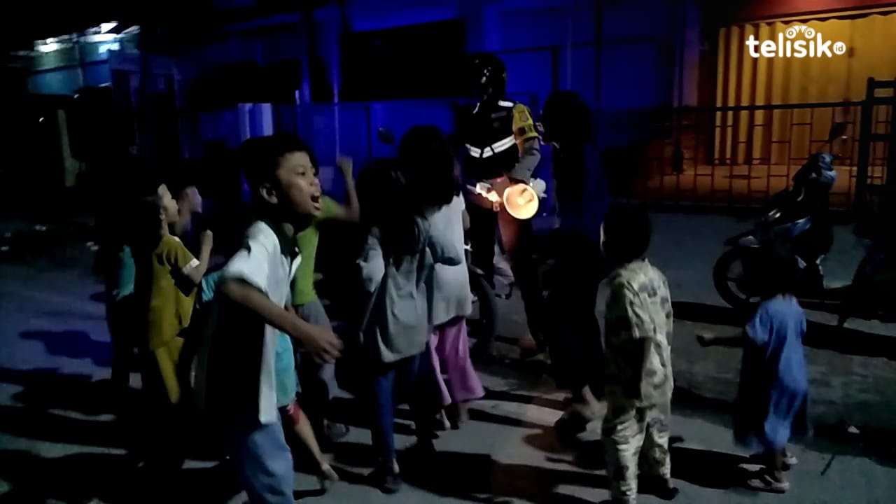 Warga Sanua Kendari Antusias Tunggu Dibangunkan Sahur Oleh Aipda Deny