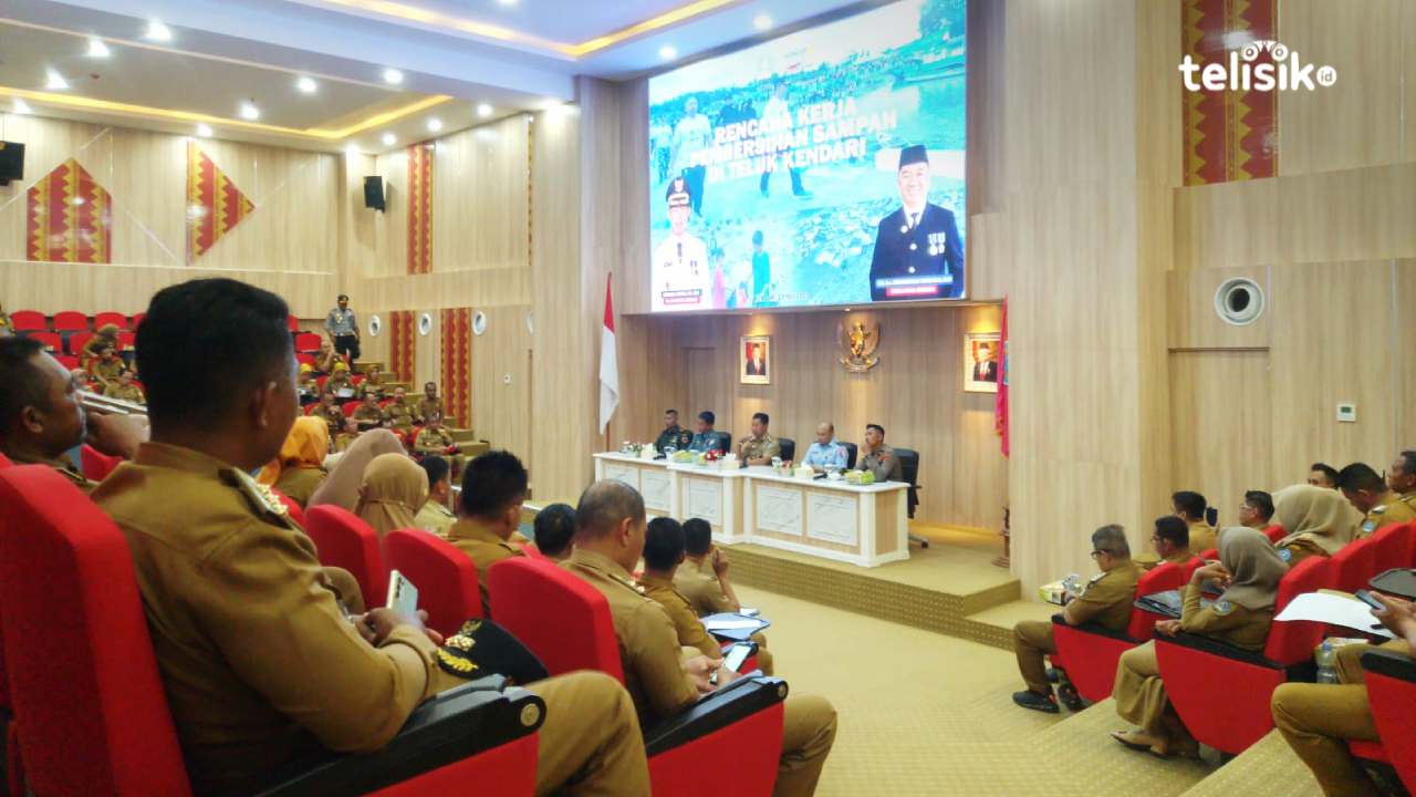 Bersih-Bersih Teluk Kendari Tunggu Instruksi Gubernur Ali Mazi