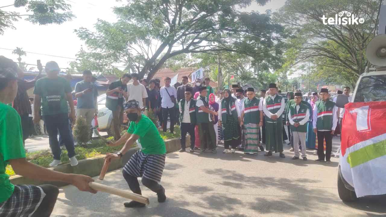 Diiringi Pukulan Gong dan Silat, PKB Sulawesi Tenggara Resmi Daftar Bacaleg ke KPU