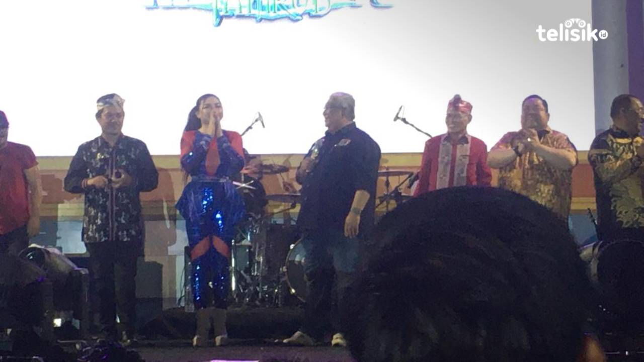 Gubernur Ali Mazi Nyanyi Bersama Vicky Shu dan Krisyanto di Malam Penutupan Pameran Pembangunan HUT Sulawesi Tenggara 