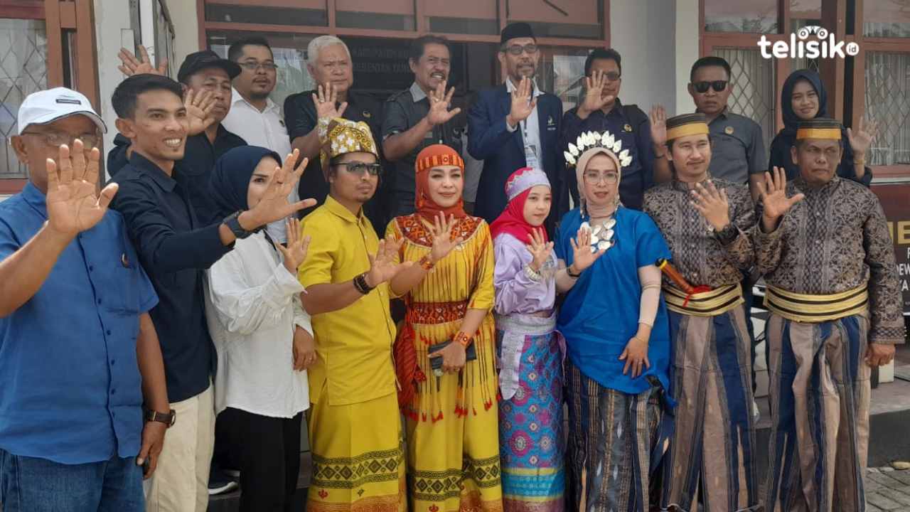 Mantan Bupati Kolaka Utara Bersama Pengurus Nasdem Daftar Bacaleg ke KPU