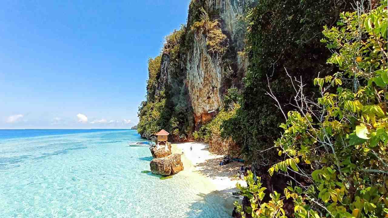 Pantai Lakadao Buton Selatan, Surga Tersembunyi dengan Tebing Menjulang