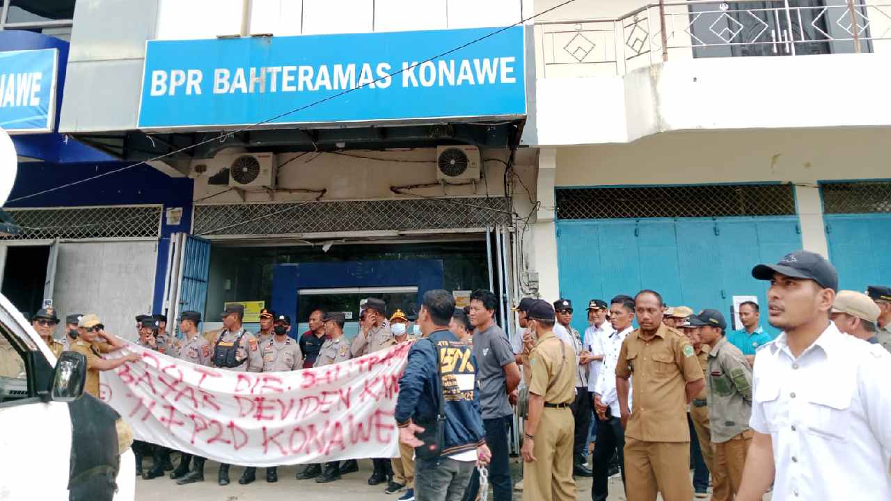 Para Kepala Desa di Konawe Geruduk Kantor Bank Bahteramas Tuntut Bagi Hasil
