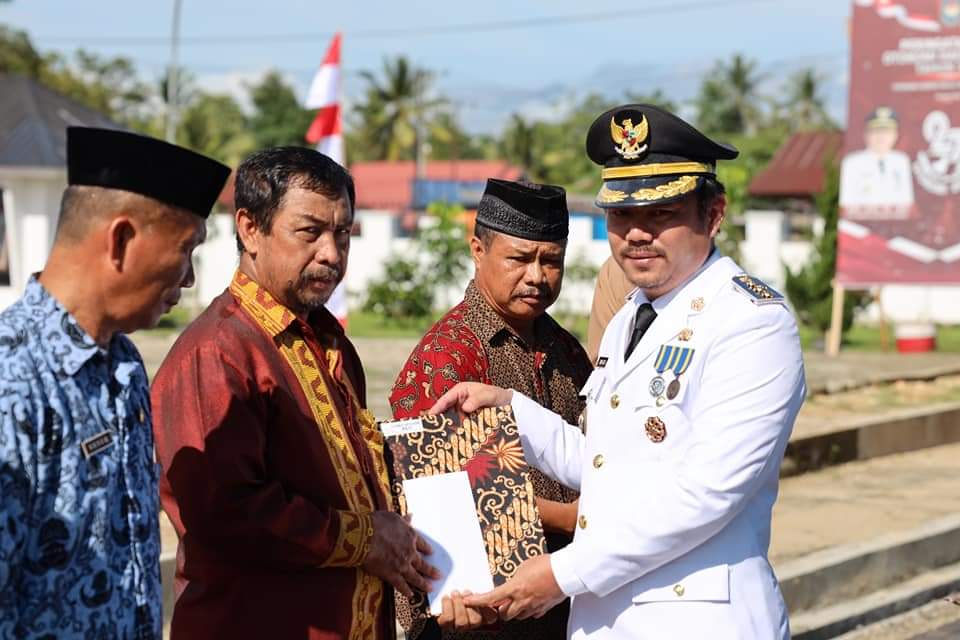 Peringati Hari Otoda Pemda Kolaka Timur Serahkan Penghargaan pada Pensiunan