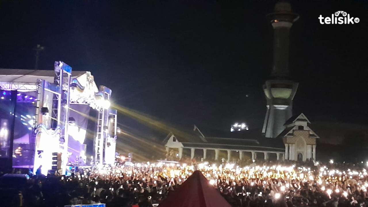 Ribuan Warga Sulawesi Tenggara Tumpah Ruah Tonton Konser Iwan Fals di Kendari