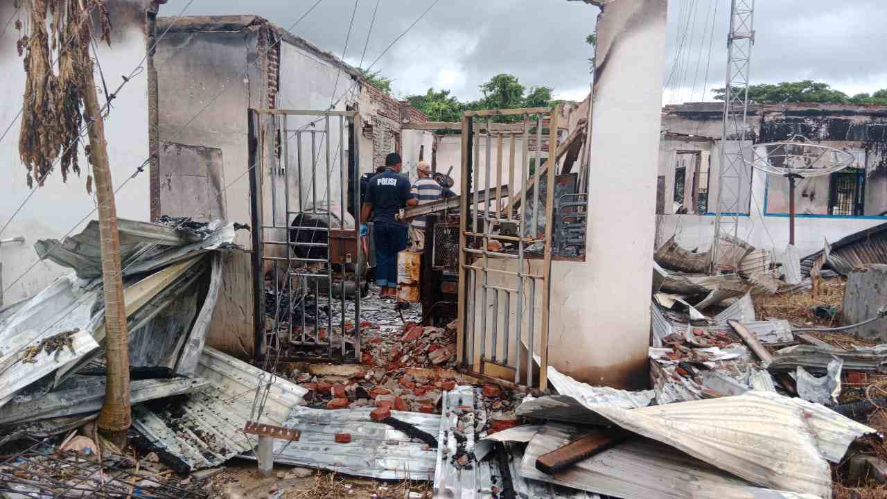 Tim Labfor Makassar Amankan Abu dan Arang untuk Analisis Penyebab Kebakaran Dinas PUPR Muna Barat