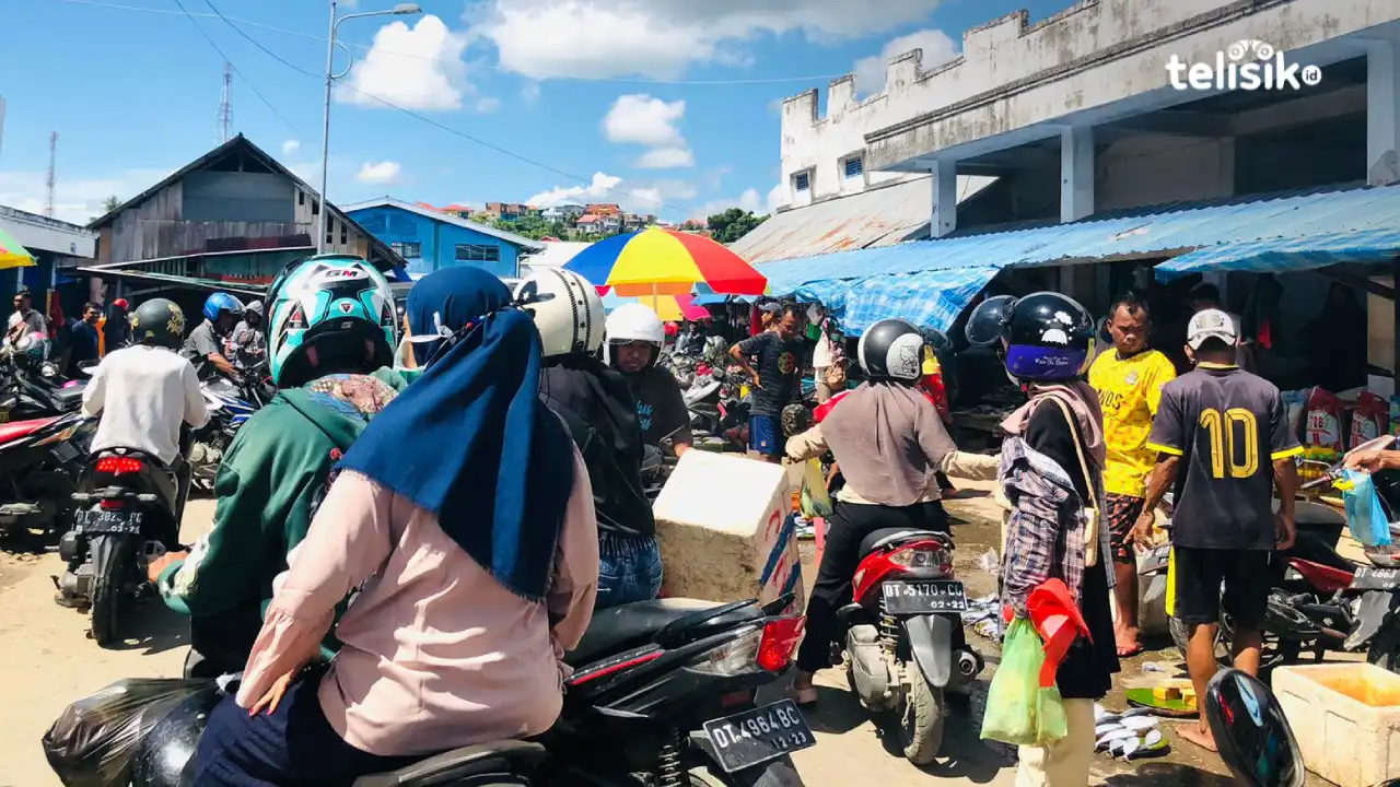 H-1 Idul Adha, Masyarakat Padati Pasar Wameo Kota Baubau
