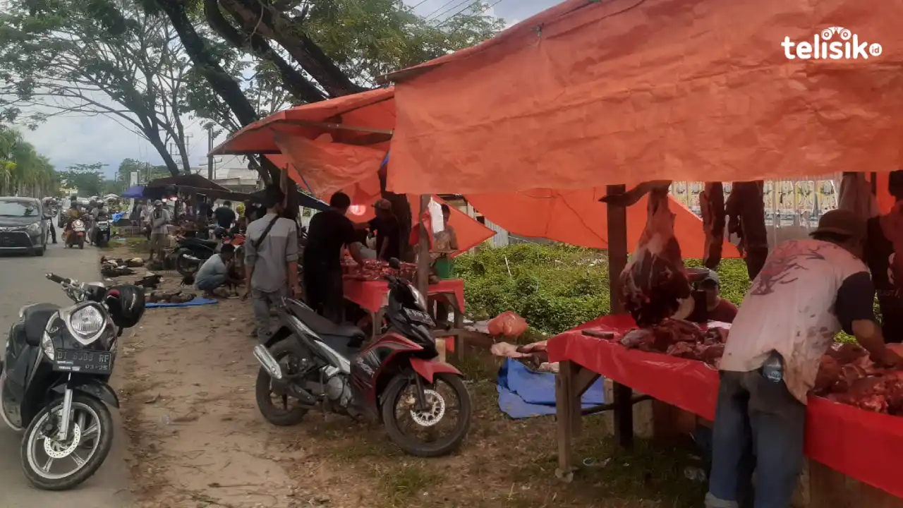 H-1 Lebaran Idul Adha, Pinggir Jalan La Ode Hadi Disulap jadi Pasar Tumpah