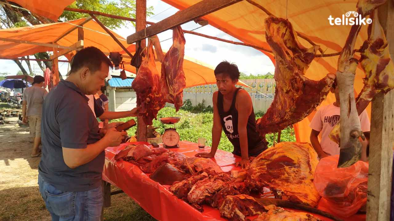 Pedagang Daging dan Ayam di Pasar Banting Lapak ke Pinggir Jalan Poros Bandara Haluoleo Kendari