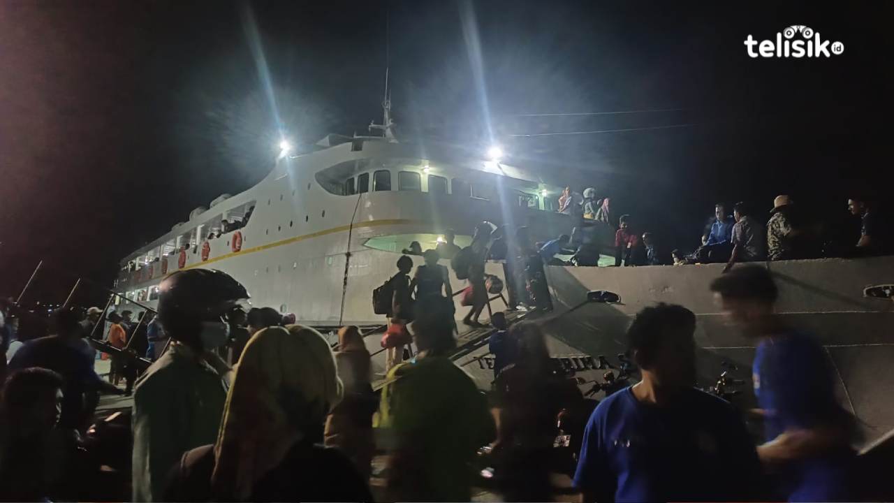 Penumpang Membludak di Pelabuhan Kapal Malam Kendari Jelang Idul Adha 