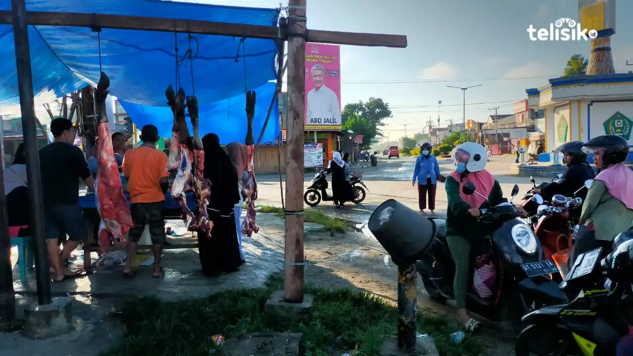 Puluhan Pedagang Daging Sapi Buka Lapak di Pinggir Jalan