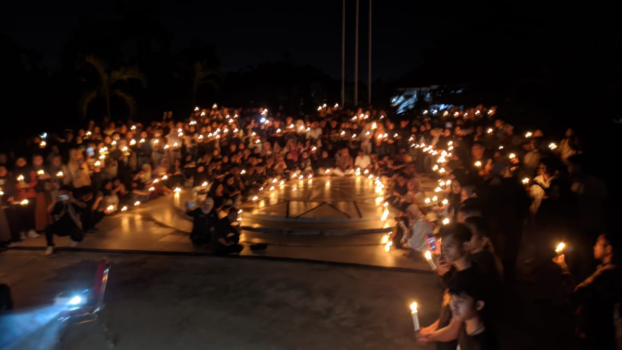 Ratusan Mahasiswa FISIP UHO Doa Bersama dan Bakar Seribu Lilin Kenang Mendiang Dekan La Tarifu