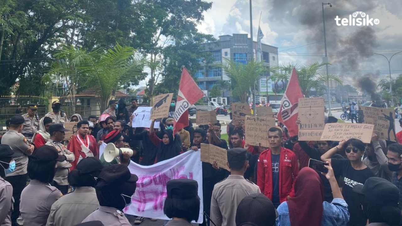 Ratusan Massa Geruduk Polda Sulawesi Tenggara Tuntut  Penembakan Gas Air Mata di Lingkungan UHO