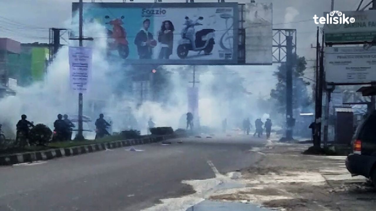 Ratusan Massa Kembali Diberondong Gas Air Mata, Warga Ikut Berhamburan